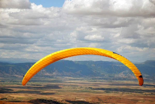 Yüksekten keyfi. yamaç paraşütü Makedonya. — Stok fotoğraf