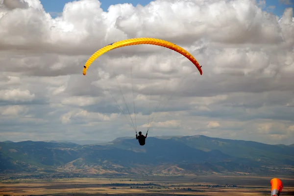 マケドニアの天空 paragliders の行使 — ストック写真