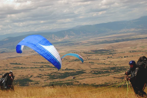 Voorbereiding voor plezier paragliding in Macedonië — Stockfoto