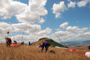Makedonya keyfi yamaç paraşütü için hazırlık