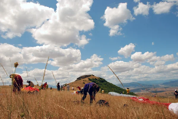 Preparation for enjoyment Paragliding in Macedonia — Stock Photo, Image