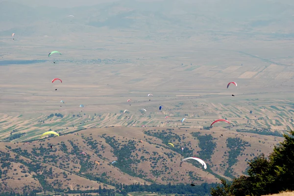 Een heleboel paragliders op de hemel — Stockfoto