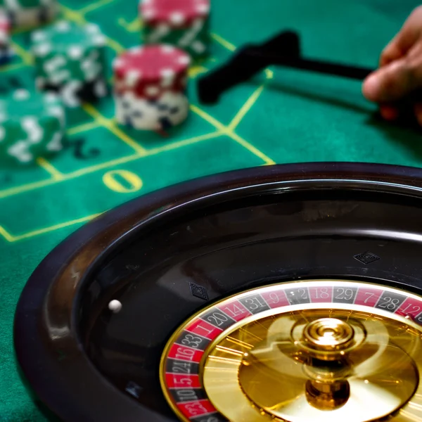 Giocare alla roulette con una roulette mobile — Foto Stock