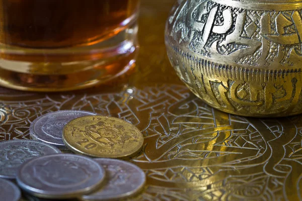 Čaj a mincí přes arabské zásobník Royalty Free Stock Fotografie