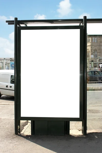 Billboard em branco - Incluindo caminho de recorte em torno da área em branco . — Fotografia de Stock