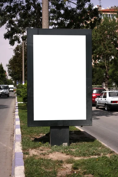 Billboard en blanco - Incluyendo la ruta de recorte alrededor del área en blanco — Foto de Stock