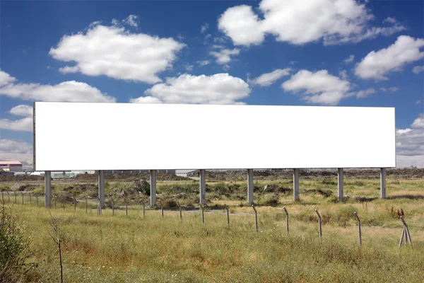 Kırpma yolu etrafında boş alan da dahil olmak üzere boş geniş billboard- — Stok fotoğraf