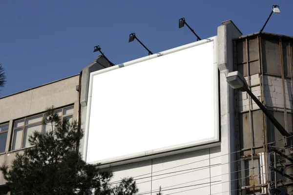 Billboard en blanco - Incluyendo la ruta de recorte alrededor del área en blanco — Foto de Stock