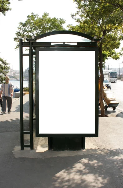 Tom busshållplats billboard med urklippsbana — Stockfoto