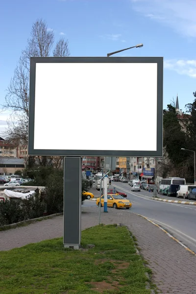 Billboard en blanco con cielo azul - Incluyendo recorte camino alrededor de b — Foto de Stock