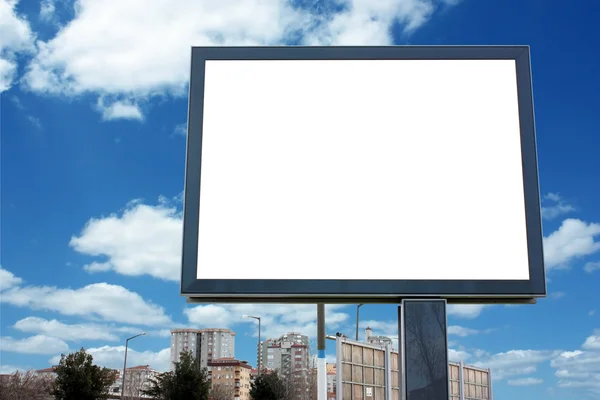 Billboard em branco com céu nublado - Incluindo caminho de recorte ao redor — Fotografia de Stock