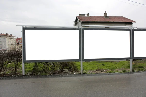 2,5 boş iki ve yarım - kırpma yolunu keşfi de dahil olmak üzere billboard — Stok fotoğraf