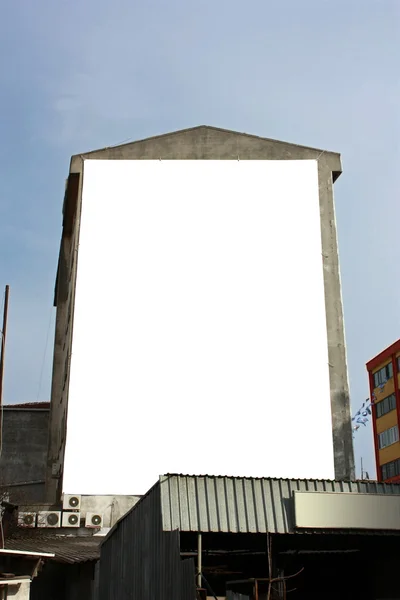 Kırpma yolu da dahil olmak üzere boş büyük dikey wallscape billboard- — Stok fotoğraf