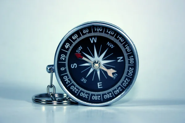 Kompas czarny na białym tle — Zdjęcie stockowe