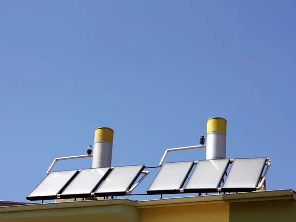 Sonnenkollektoren zur Warmwasserbereitung — Stockfoto