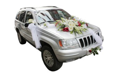 Gümüş dekore düğün jeep araba üzerinde beyaz izole