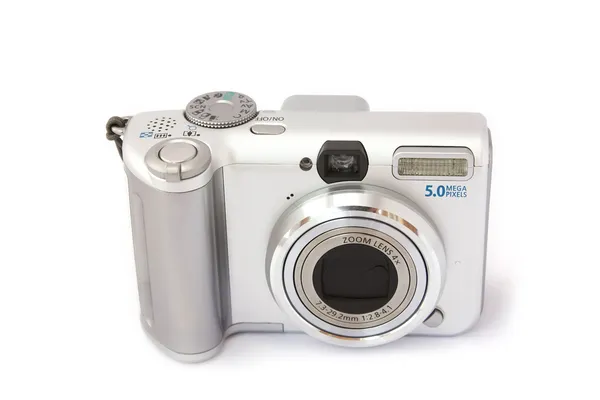 Kompaktní digitální fotoaparát, izolované na bílém. pohled zepředu — Stock fotografie