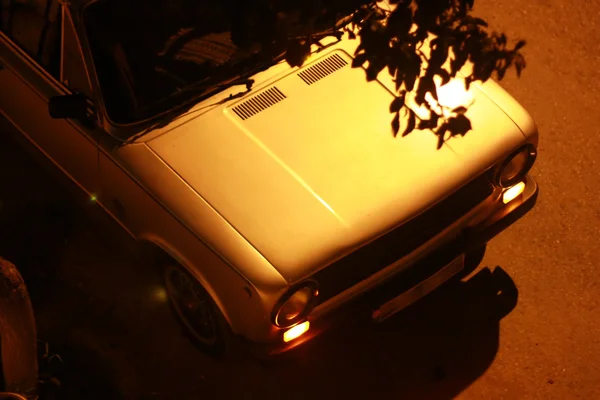 Gammal bil under träd natten sköt — Stockfoto