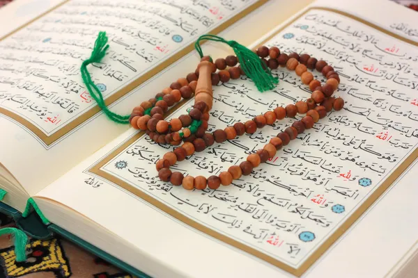 Sagrado Corán con rosario de madera —  Fotos de Stock