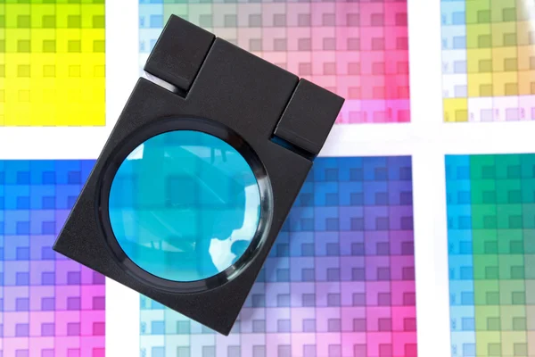 Magnifing Glass на серії кольорових годинників — стокове фото
