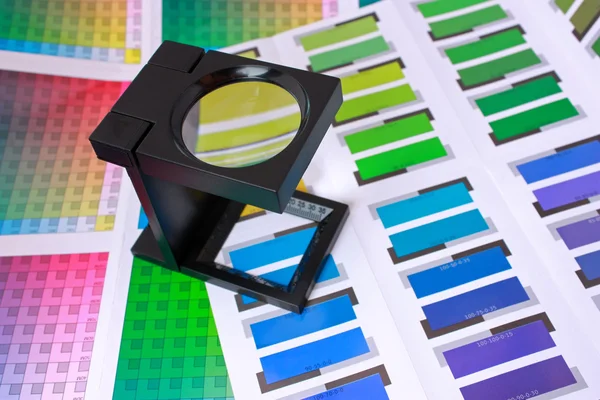 Szkło powiększające w serii próbki koloru — Zdjęcie stockowe