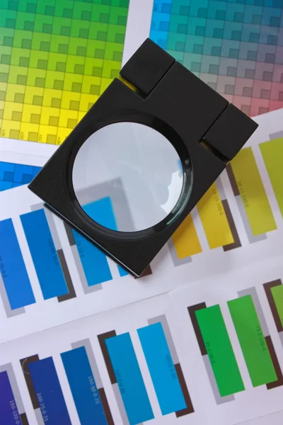 Lupa de vidro na série de amostras de cor — Fotografia de Stock