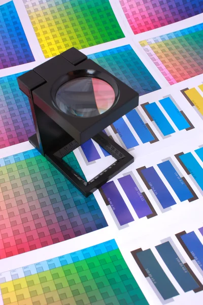Förstoringsglas på färg färgrutor serien — Stockfoto