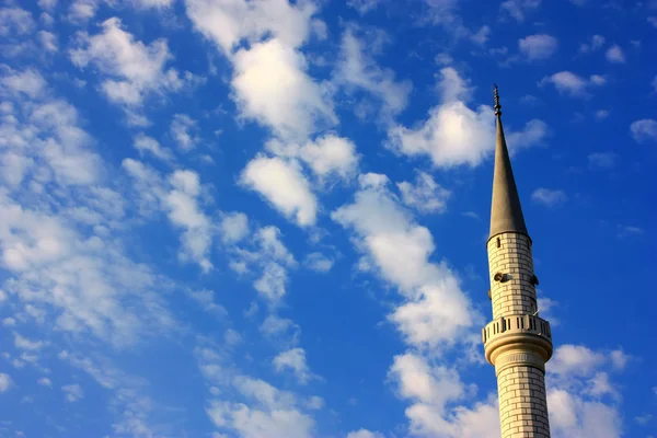 Minarete de mezquita sobre paisaje nublado horizontal — Foto de Stock