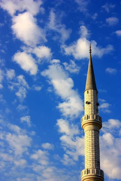 Minaret meczetu na cloudscape pionowe — Zdjęcie stockowe