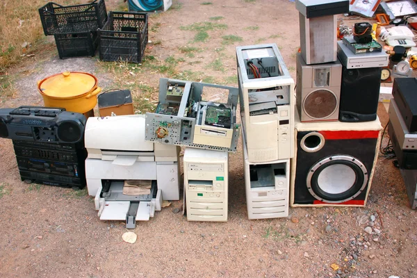Eski bilgisayar parçaları ve elektronik önemsiz bit pazarı içinde — Stok fotoğraf