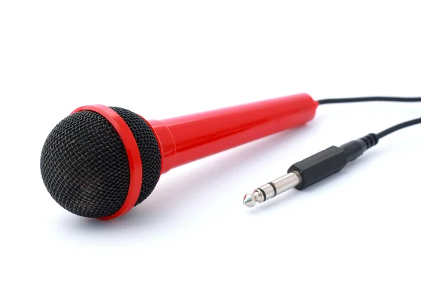 Rode microfoon met plug en kabel geïsoleerd op wit met copyspace — Stockfoto