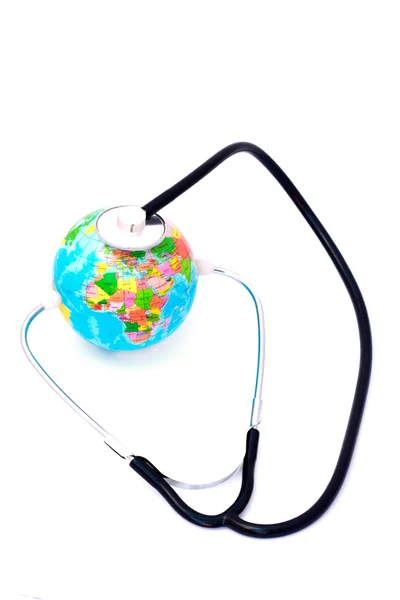 Terra in ascolto con stetoscopio isolato su sfondo bianco — Foto Stock