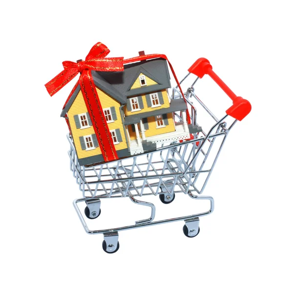 Miniature house in shopping cart isolated on white background — Stock Photo, Image