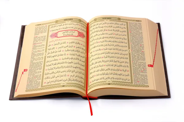 Święty koran, otwarte i na białym tle — Zdjęcie stockowe