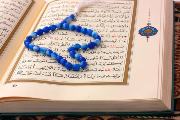 La page du Saint Coran avec chapelet bleu — Photo