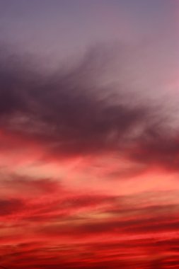 Bulutlu kırmızı günbatımı sahne arka plan