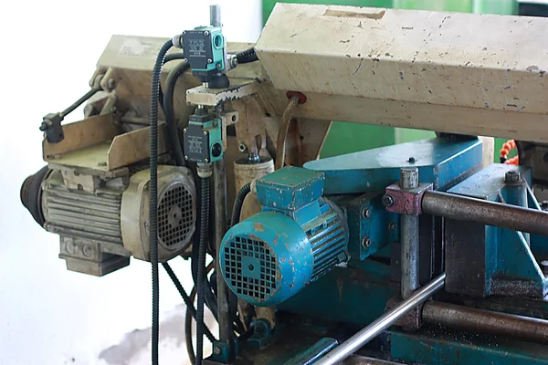 Macchina da taglio in acciaio in una fabbrica — Foto Stock