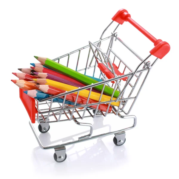 Lápis de cor no carrinho de compras isolado — Fotografia de Stock