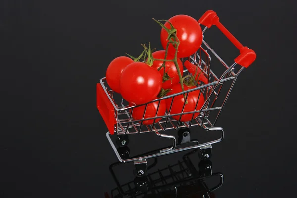 Bio-Tomaten im Warenkorb isoliert auf schwarz horizontal — Stockfoto