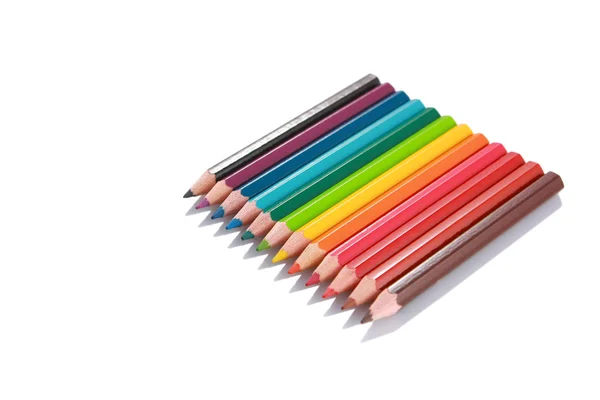 रंग पेंसिल परिप्रेक्ष्य और कॉपीस्पेस के साथ सफेद पर अलग — स्टॉक फ़ोटो, इमेज