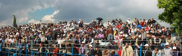 Crowded assistindo campeonato de wrestlin de petróleo — Fotografia de Stock