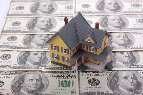 Miniatuur huis over honderd dollar biljetten — Stockfoto