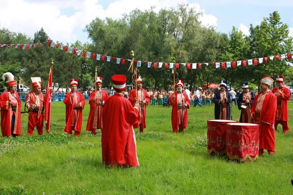 Turkse traditionele muziekband (Mehter) in Ottomaanse kostuums — Stockfoto