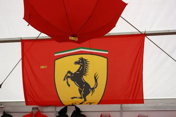 Bandera Ferrari en la tienda de mercancías en la Fórmula 1 GP de Estambul —  Fotos de Stock