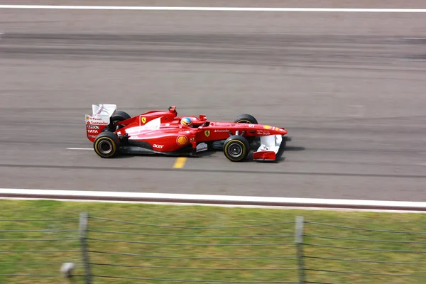 Ferrari em corrida com Fernando Alonso — Fotografia de Stock