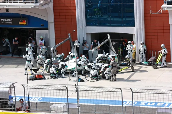 Zespół Mercedes w pit stop michael Schumacher — Zdjęcie stockowe