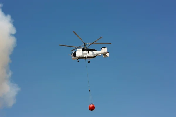 White Fire rescue helicopter with water bucket — Stock Photo, Image