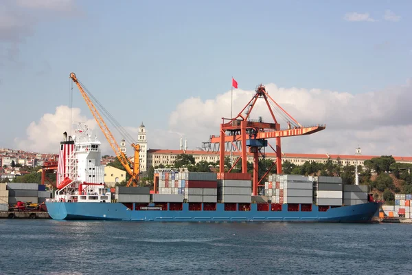 Gran buque portacontenedores en un muelle en el puerto - Vista lateral —  Fotos de Stock