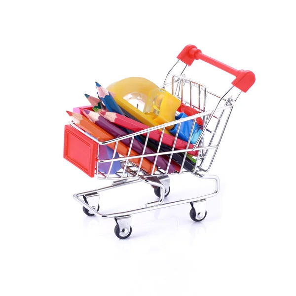 Färgpennor och några brevpapper i miniatyr shopping cart iso — Stockfoto