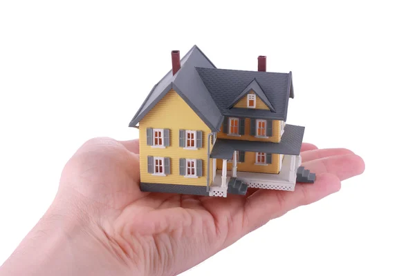 Miniatuur huis over hand geïsoleerd — Stockfoto